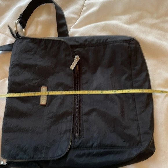 Baggallini crossbody bag Black 6 different compartments w/ flaps/zips/magnets. - Picture 14 of 15